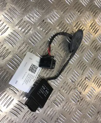 Skoda Yeti (5L) Fuel pump relay 1K0906093F