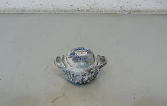 Mercedes-Benz C W204 Engine mount vacuum valve A2042404717