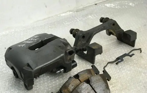 BMW 5 E39 Front brake caliper 6022296