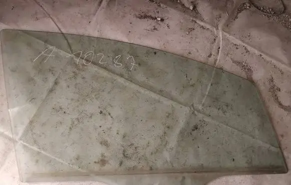 Mazda 5 Front door window glass four-door as2