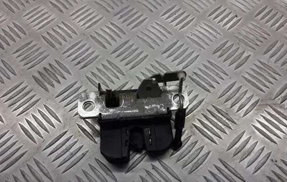 Volkswagen Polo IV 9N3 Tailgate exterior lock 6Q6827505B