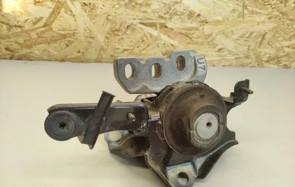 Toyota Yaris XP210 Gearbox mount