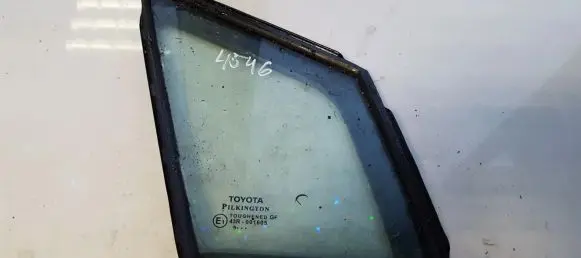 Toyota Avensis T270 Front door vent window glass four-door 
