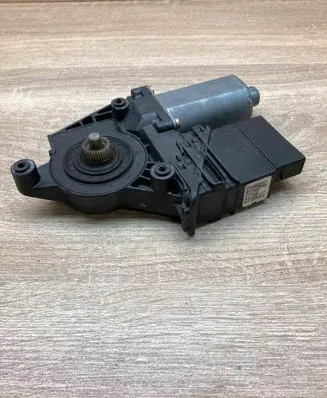 Volkswagen PASSAT B5.5 Rear door window regulator motor 0130821697
