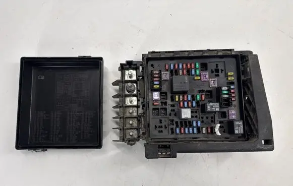 Chevrolet Camaro Fuse box set 812968063 84572690 182160001