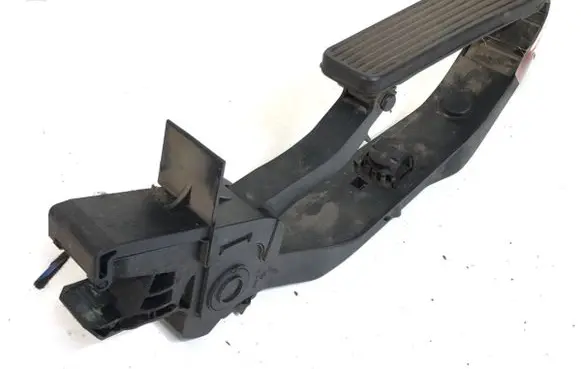 Accelerator throttle pedal