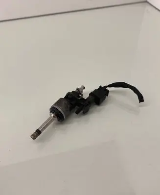 Volkswagen Polo VI Fuel injector 0261500443