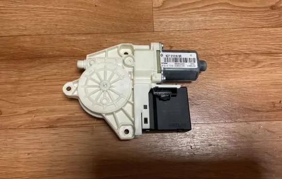 Renault Megane III Rear door window regulator motor 827310185R 966362200 916830200