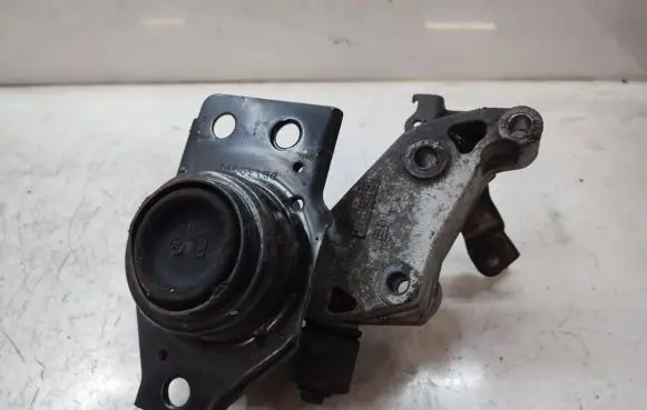 Nissan Qashqai+2 Engine mount bracket