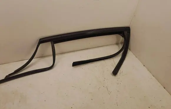 BMW X6 F16 Rear door window/glass frame 