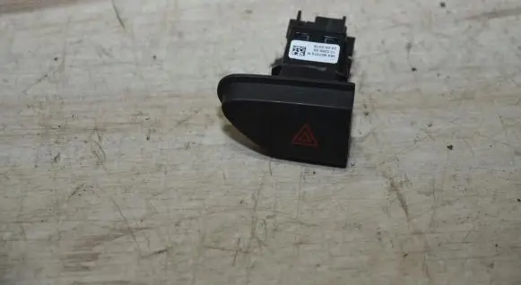 Renault Captur Hazard light switch 421820B