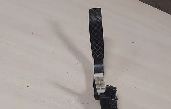 Volkswagen Touareg I Accelerator throttle pedal 7L0723507B