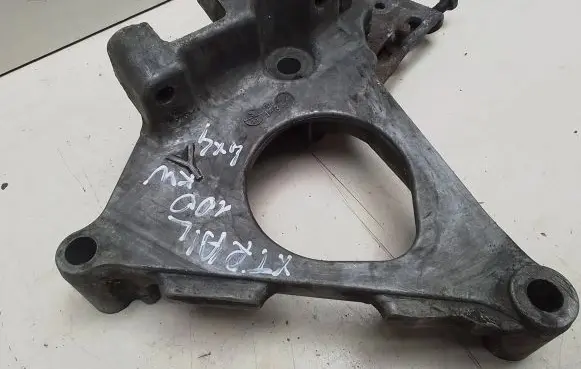 Nissan X-Trail T30 Engine mounting bracket