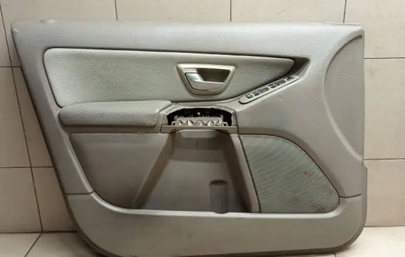 Volvo XC90 Front door card panel trim