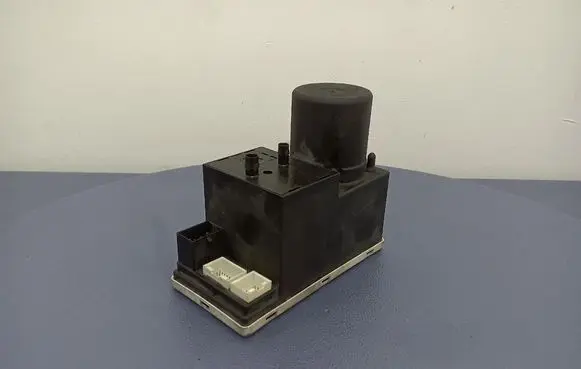 Audi A3 S3 8L Central locking vacuum pump 8D0862257B