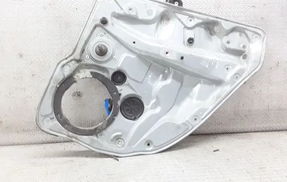 Rear door manual window regulator