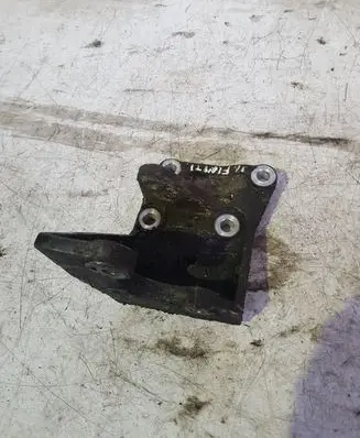 Infiniti Q45 III Engine mounting bracket