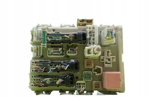 Toyota Avensis T270 Fuse box set 8273005680 16AB81