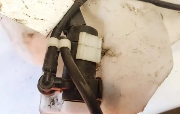Volvo C30 Windscreen/windshield washer pump
