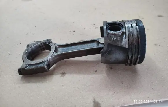 Nissan Qashqai Piston with connecting rod