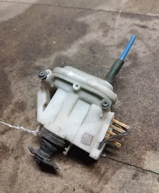 Volkswagen PASSAT B4 Central locking vacuum pump 357862153H