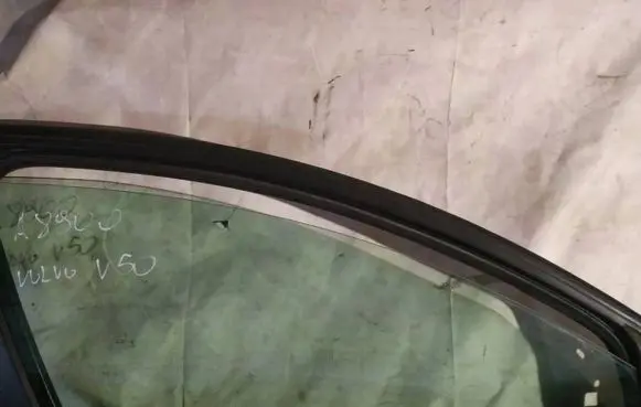 Volvo V50 Front door window glass four-door