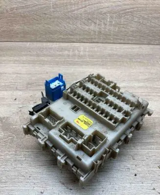 Nissan Almera N16 Fuse module 243505M300 0522001