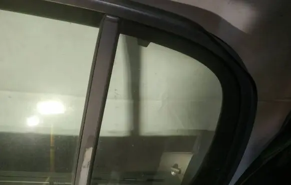 Rear vent window glass