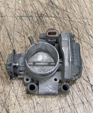 Volkswagen PASSAT B5 Throttle valve 05813306311 058133063