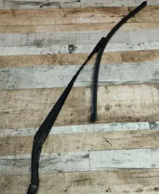 Volvo XC90 Front wiper blade arm