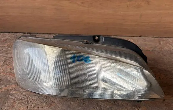 Peugeot 106 Headlight/headlamp 88202143