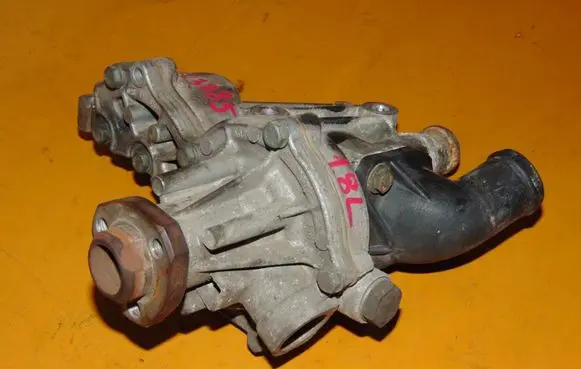 Volkswagen PASSAT B5 Water pump 050121010CX