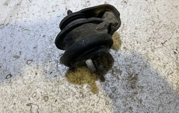 Suzuki Grand Vitara II Engine mount bracket