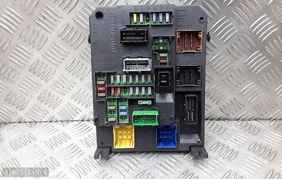 Peugeot 508 Fuse module 9665547580
