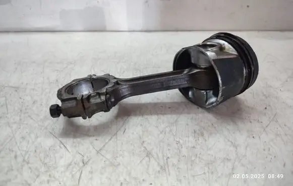 Nissan X-Trail T30 Piston with connecting rod