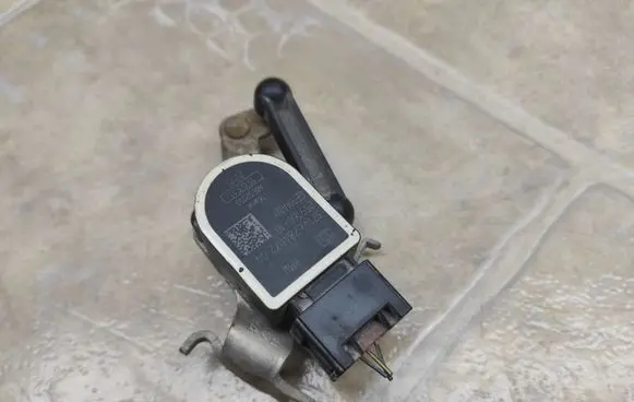 Headlight/headlamp level sensor