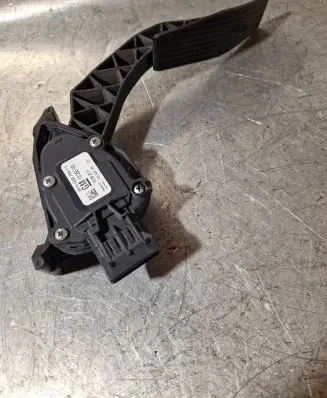 Accelerator throttle pedal
