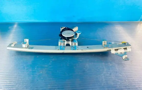 Nissan Leaf I (ZE0) Front door window regulator with motor 807313NA0B