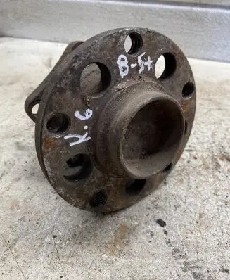 Volkswagen PASSAT B5 Rear wheel hub