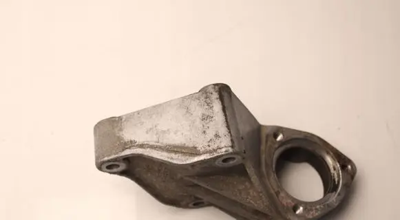 Opel Zafira B Engine mounting bracket 13106996