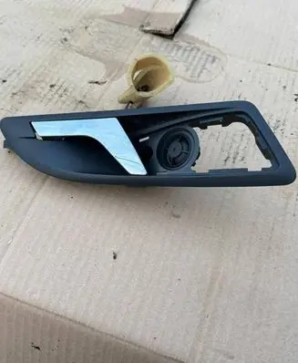 Skoda Octavia Mk2 (1Z) Front door interior handle 1Z0837248