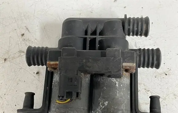 BMW 5 E39 Coolant heater control valve 8374995