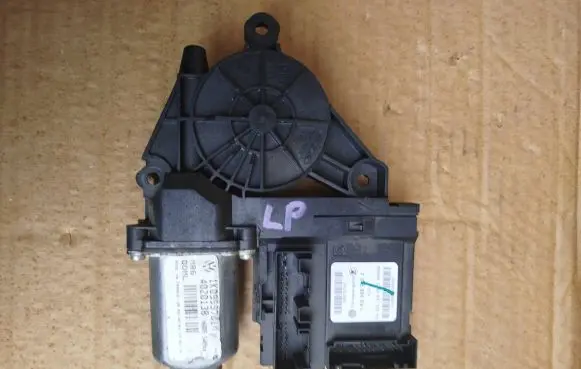 Volkswagen Golf V Front door window regulator motor 1K0959701M