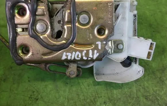 Toyota Avensis T220 Front door lock