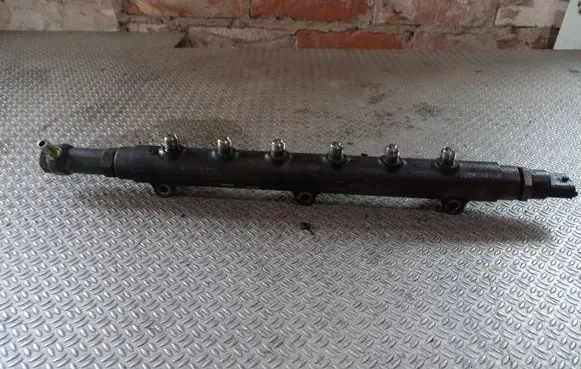 Volvo XC90 Fuel main line pipe 30622085 0445215015