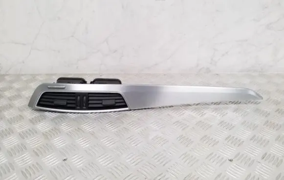 Mercedes-Benz C W204 Dash center air vent grill A2048308154