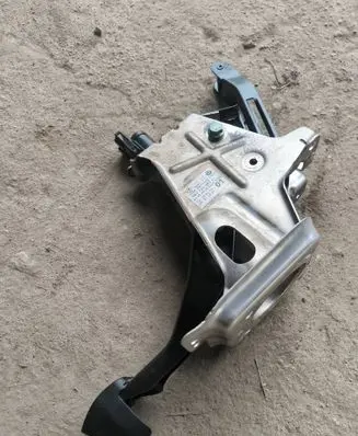 Volkswagen Golf V Brake pedal 1K1721057L
