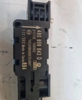 Audi A8 S8 D3 4E Airbag deployment crash/impact sensor 4B0959643D 190605 011102