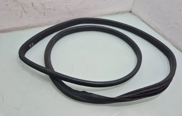 Skoda Fabia Mk2 (5J) Front door rubber seal 