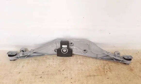 BMW 1 F70 Rear differential/diff mount bracket 6852896